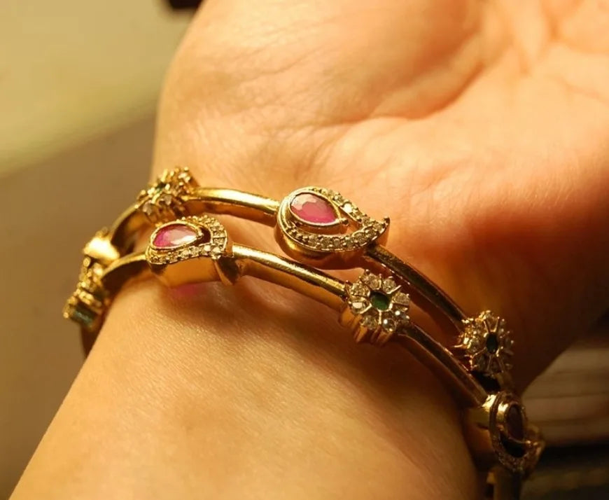 PAIR OF INDIAN BANGLES PAISLEY IN RED & GREEN