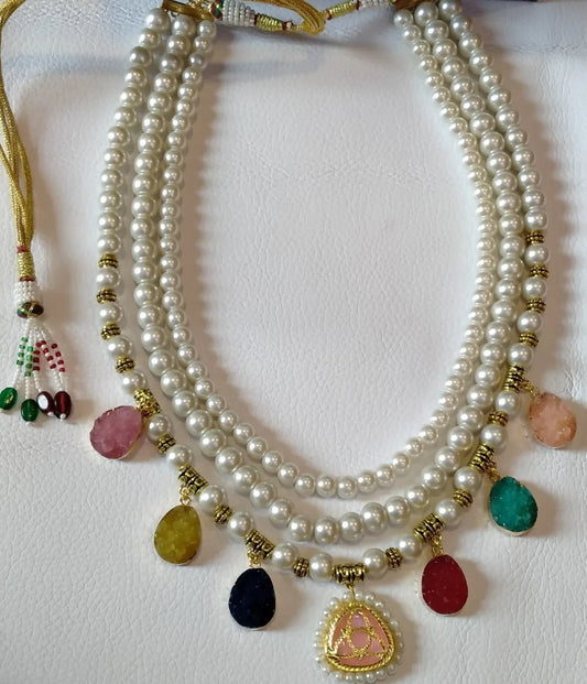 WHITE LAYERED NECKLACE WITH MULTI STONES