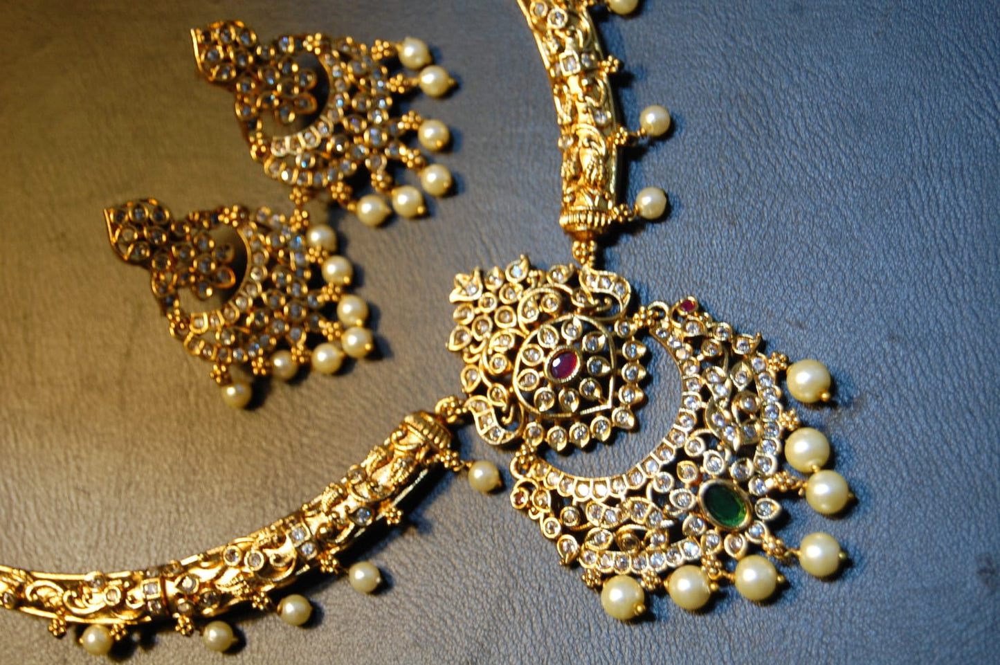 ELEGANT SOUTH INDIAN NECKLACE SET