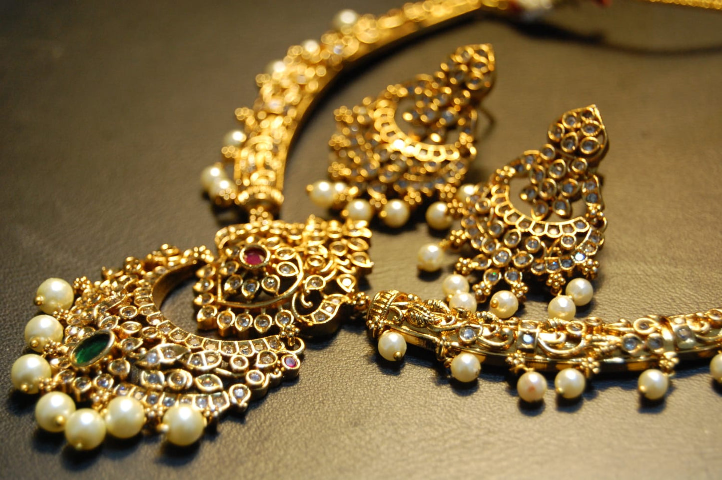 ELEGANT SOUTH INDIAN NECKLACE SET
