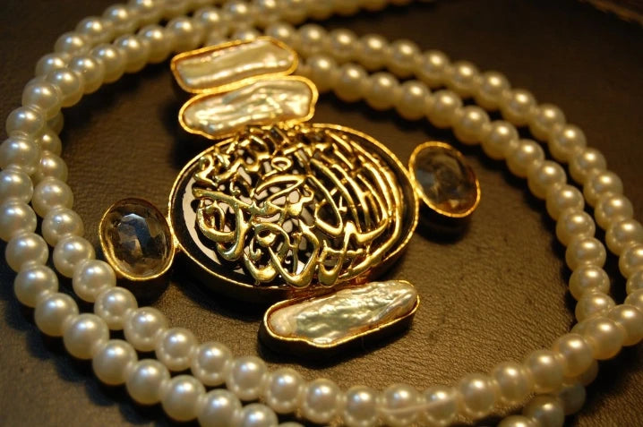 CALLIGRAPHIC PENDENT IN BLACK & MOTHER OF PEARL