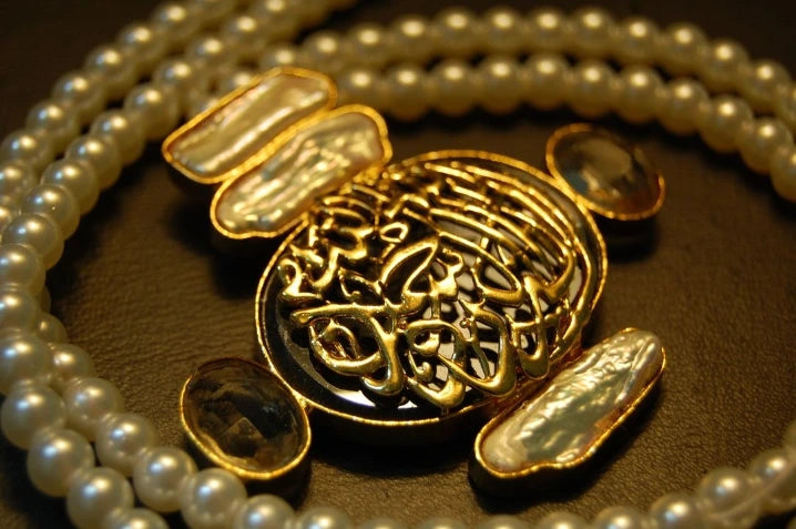 CALLIGRAPHIC PENDENT IN BLACK & MOTHER OF PEARL