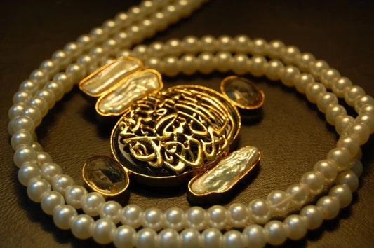 CALLIGRAPHIC PENDENT IN BLACK & MOTHER OF PEARL
