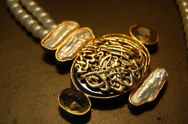 CALLIGRAPHIC PENDENT IN BLACK & MOTHER OF PEARL