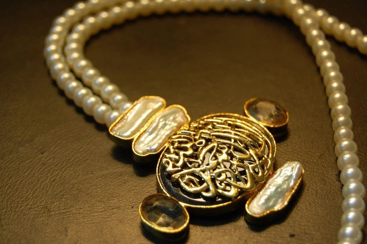 CALLIGRAPHIC PENDENT IN BLACK & MOTHER OF PEARL