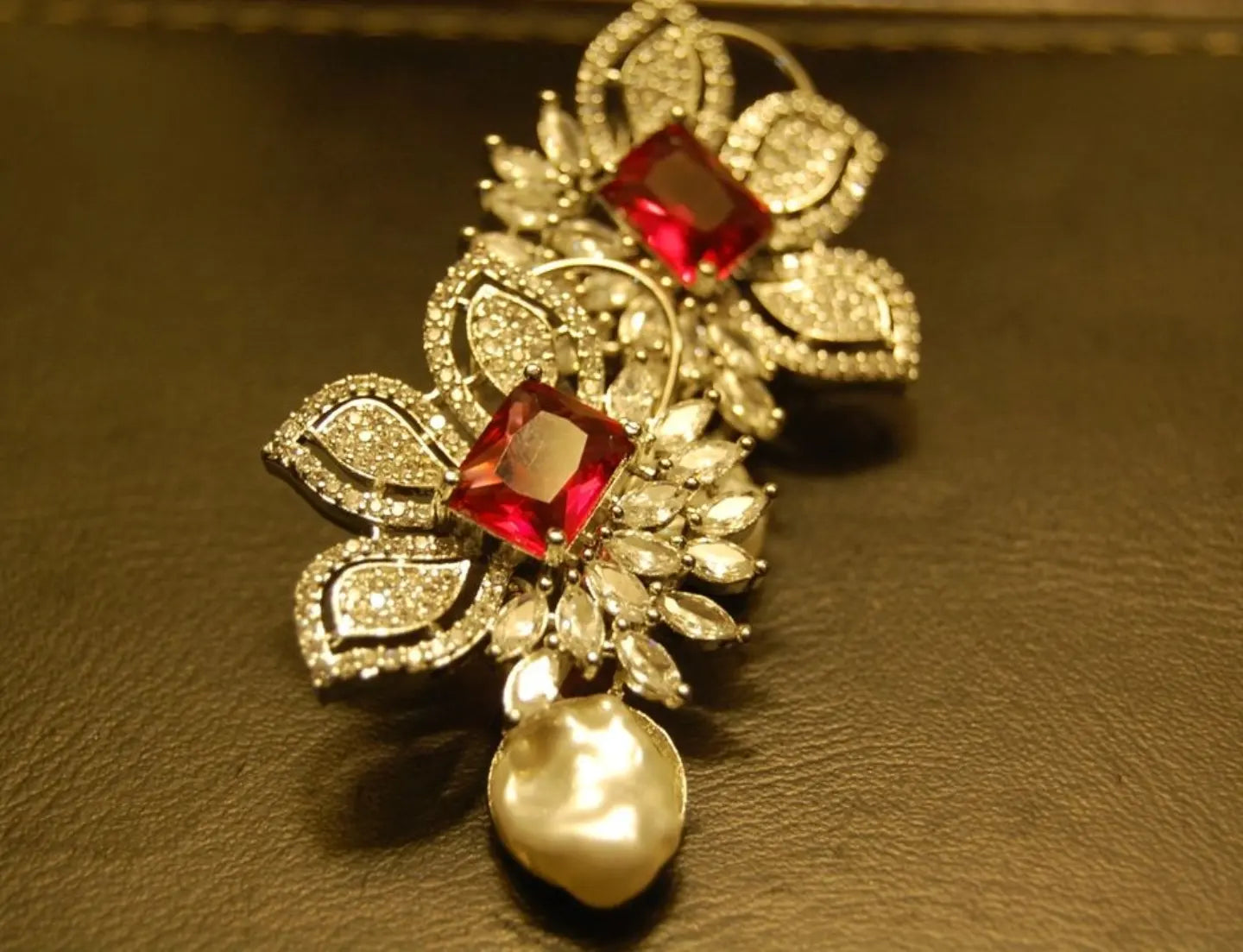 ZIRCON EARRINGS IN RED