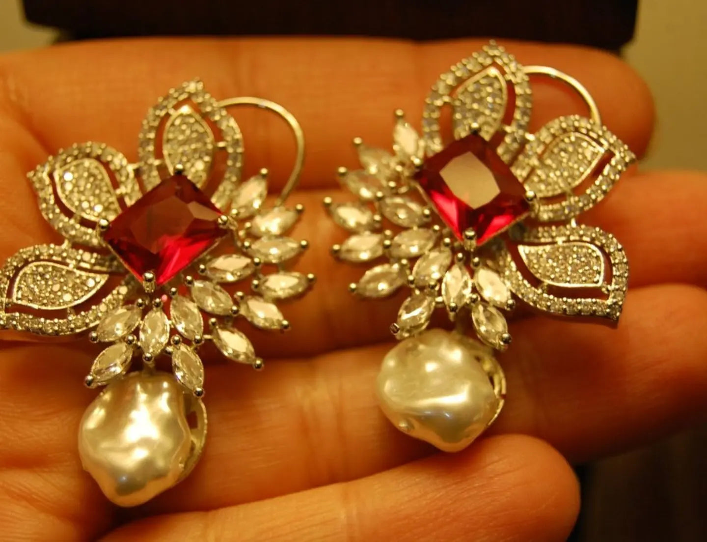 ZIRCON EARRINGS IN RED
