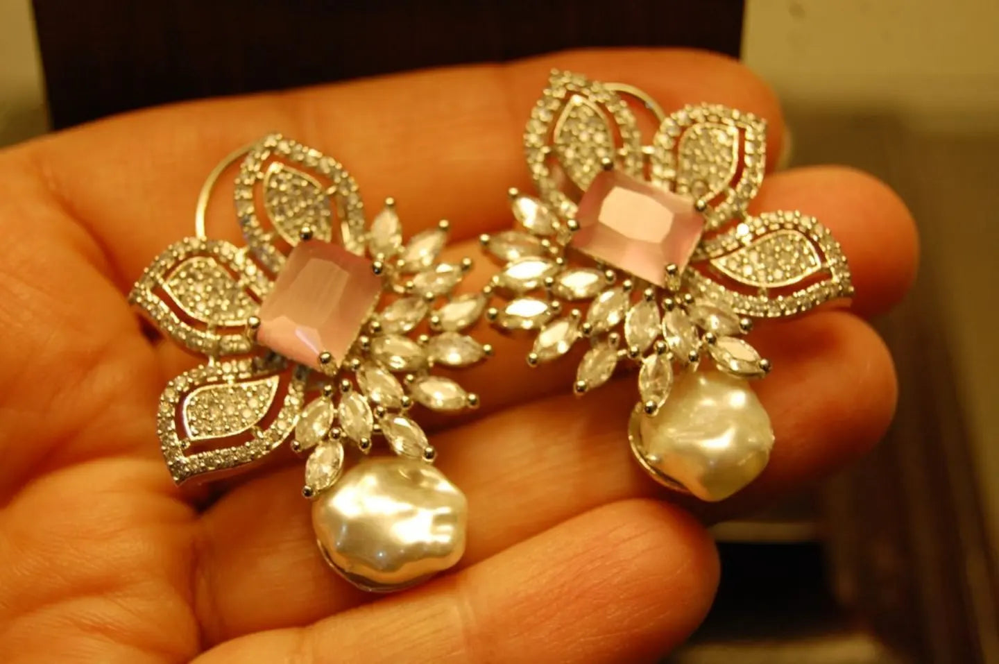 ZIRCON EARRINGS IN PINK