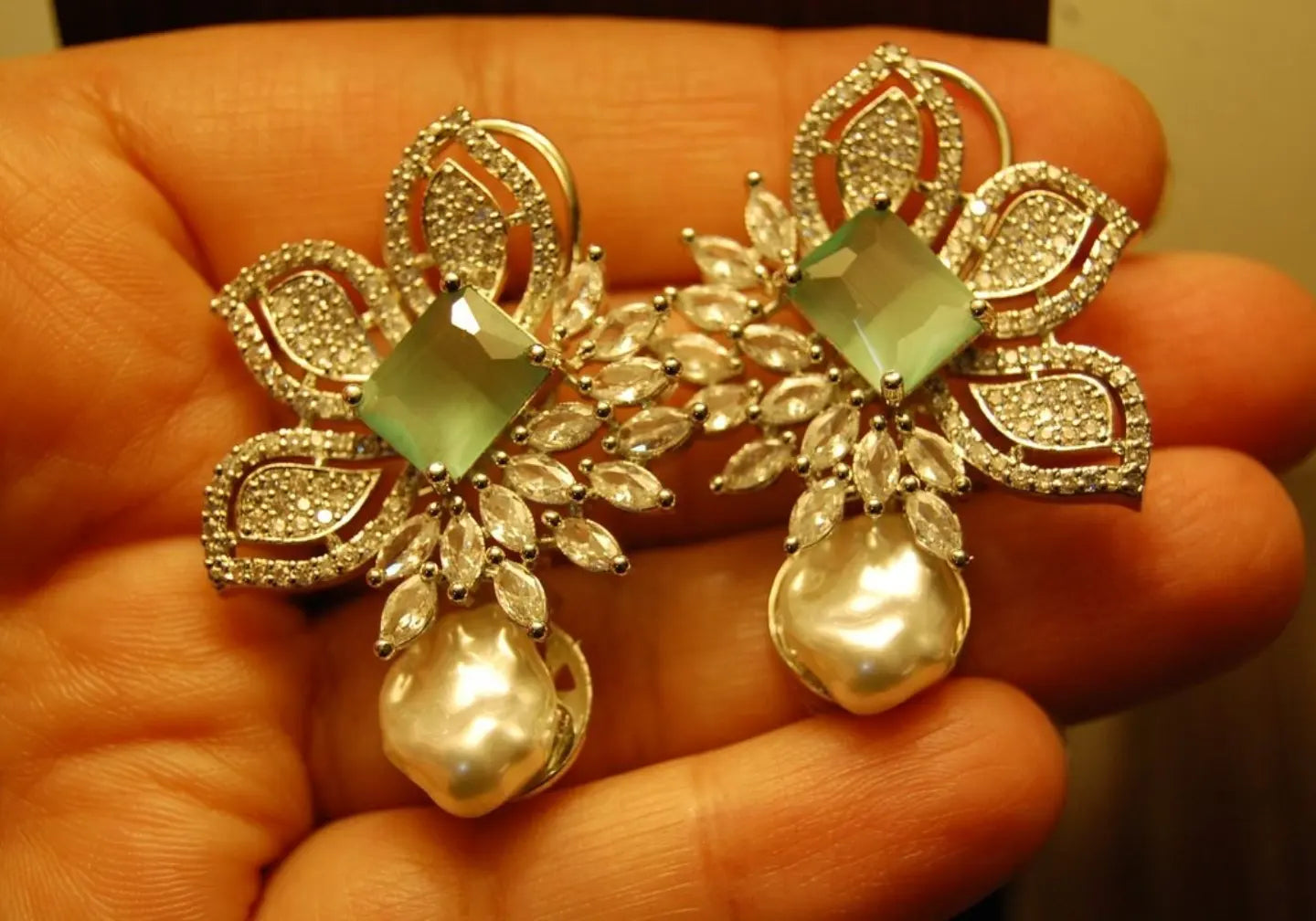 ZIRCON EARRINGS IN JADE GREEN