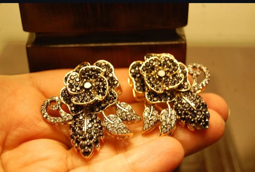 FLORAL EARRINGS IN BLACK & ZIRCON