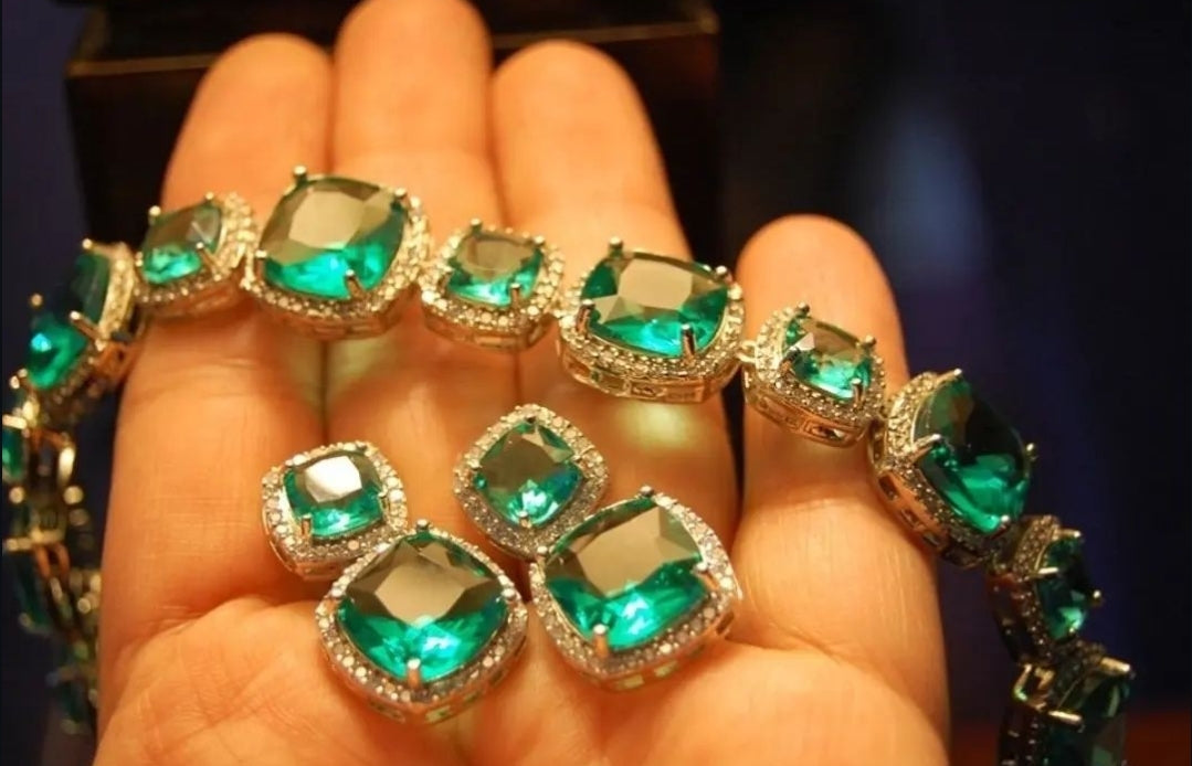 ELEGANT SEA GREEN STONE & ZIRCON SET