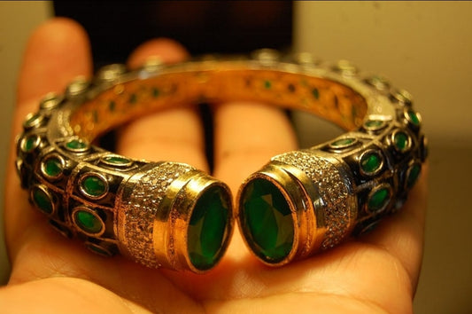 GREEN STONE KARA