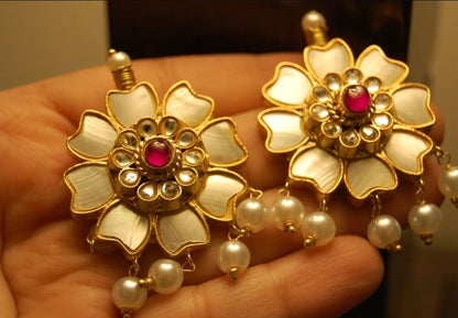 FLORAL EARRINGS IN MOTHER OF PEARL & RED