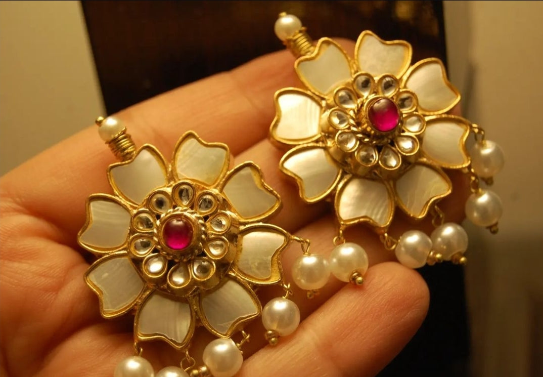 FLORAL EARRINGS IN MOTHER OF PEARL & RED