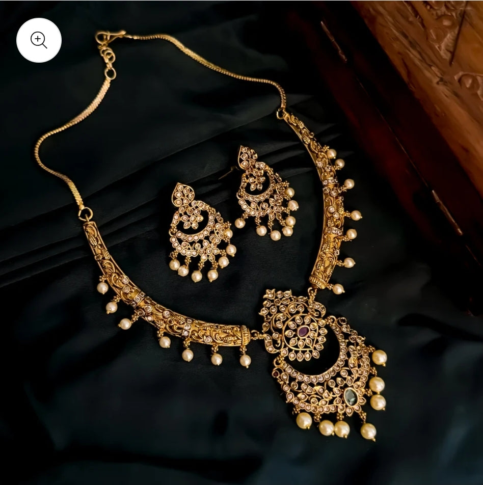 ELEGANT SOUTH INDIAN NECKLACE SET