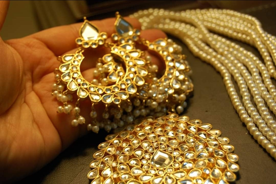 KUNDAN & PEARLS MALA SET