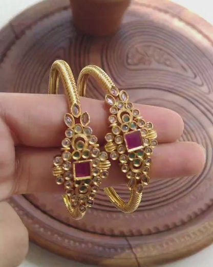 PAIR OF SOUTH INDIAN BANGLES IN RED & GREEN