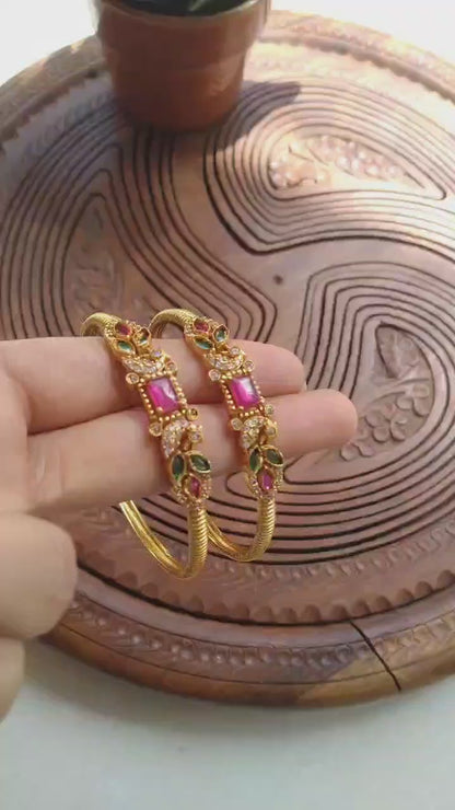 PAIR OF SOUTH INDIAN BANGLES IN RED & GREEN