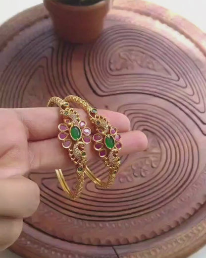 PAIR OF SOUTH INDIAN BANGLES IN RED & GREEN