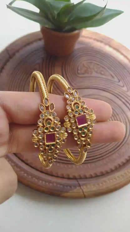 PAIR OF SOUTH INDIAN BANGLES IN RED & GREEN