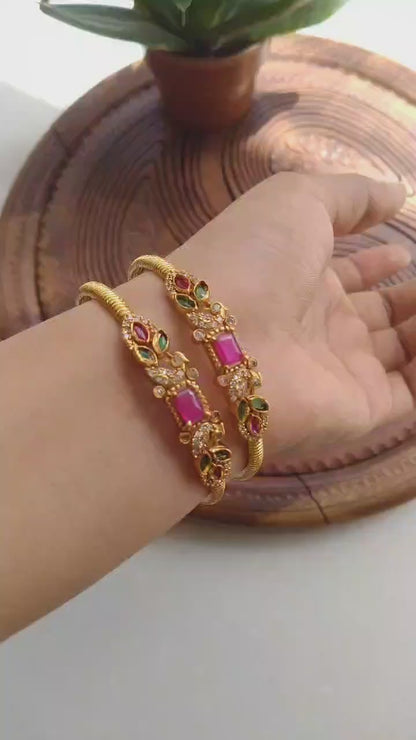 PAIR OF SOUTH INDIAN BANGLES IN RED & GREEN