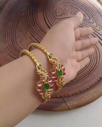 PAIR OF SOUTH INDIAN BANGLES IN RED & GREEN