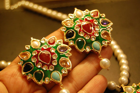 MULTIJEWELLED EARRINGS WITH GREEN MEENA