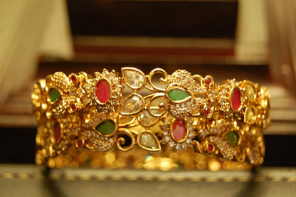 PAIR OF SOUTH INDIAN BANGLES IN RED & GREEN