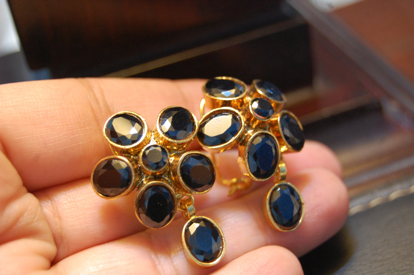 BLACK FLORAL EARRINGS