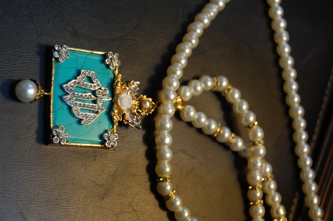 CALLIGRAPHIC PENDENT IN FEROZA & PEARL STRING