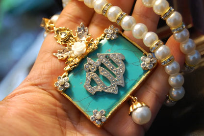 CALLIGRAPHIC PENDENT IN FEROZA & PEARL STRING