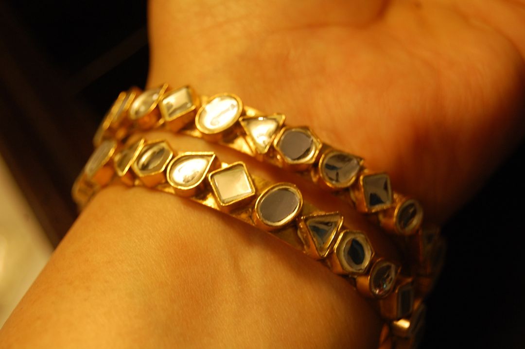 PAIR OF ELEGANT KUNDAN BANGLES