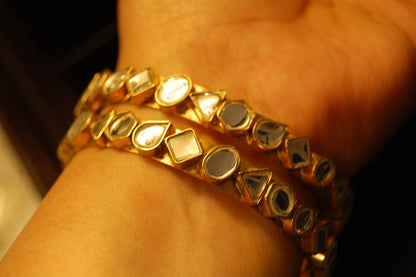 PAIR OF ELEGANT KUNDAN BANGLES