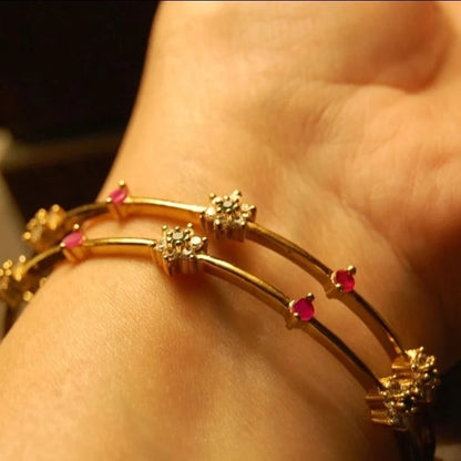 PAIR OF DELICATE INDIAN BANGLES IN RED & GREEN
