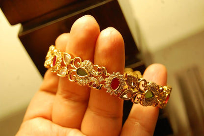 PAIR OF SOUTH INDIAN BANGLES IN RED & GREEN