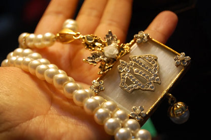 CALLIGRAPHIC PENDENT IN WHITE & PEARL STRING