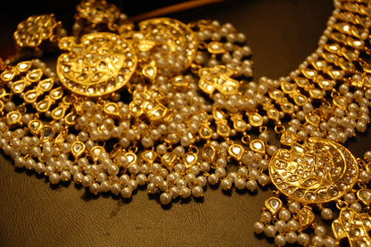 KUNDAN & PEARLS GULUBAND SET