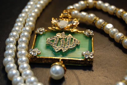 CALLIGRAPHIC PENDENT IN JADE GREEN & PEARL STRING