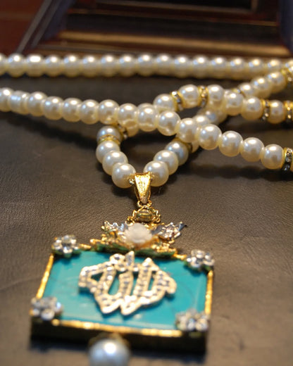CALLIGRAPHIC PENDENT IN FEROZA & PEARL STRING