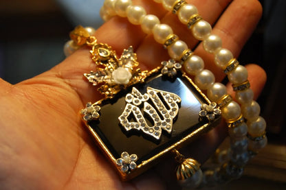 CALLIGRAPHIC PENDENT IN BLACK & PEARL STRING