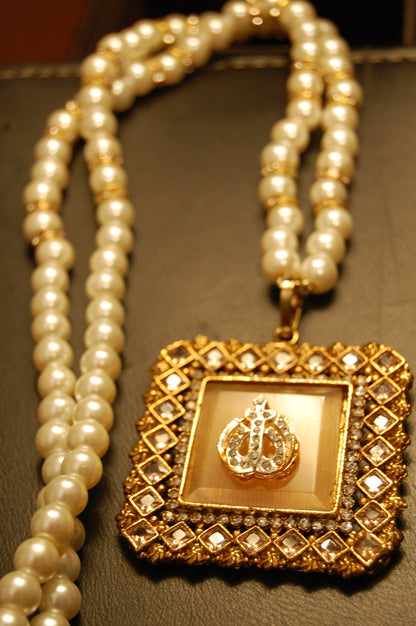 CALLIGRAPHIC PENDANT IN CHAMPAGNE
