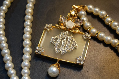 CALLIGRAPHIC PENDENT IN WHITE & PEARL STRING