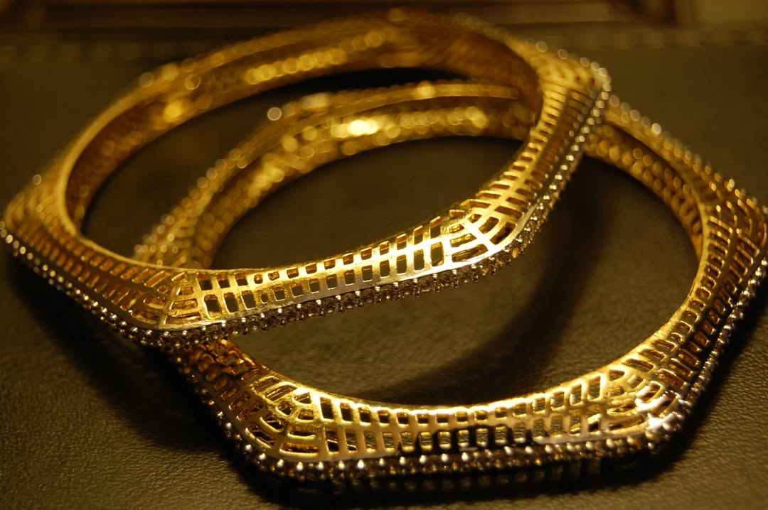 PAIR OF ZIRCON BANGLES