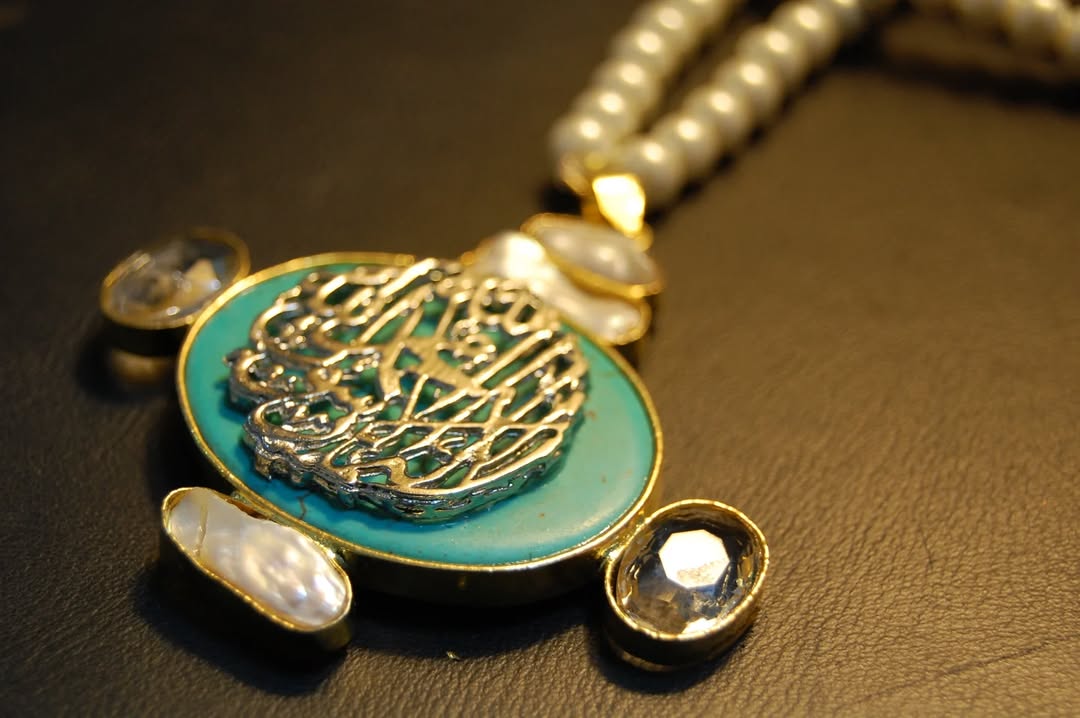 CALLIGRAPHIC PENDENT IN FEROZA & MOTHER OF PEARL