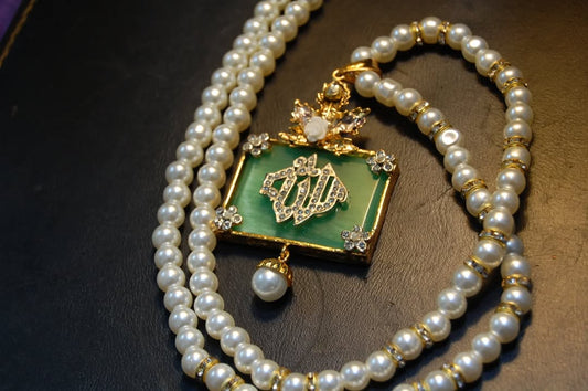 CALLIGRAPHIC PENDENT IN JADE GREEN & PEARL STRING
