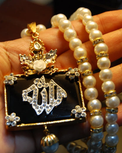 CALLIGRAPHIC PENDENT IN BLACK & PEARL STRING