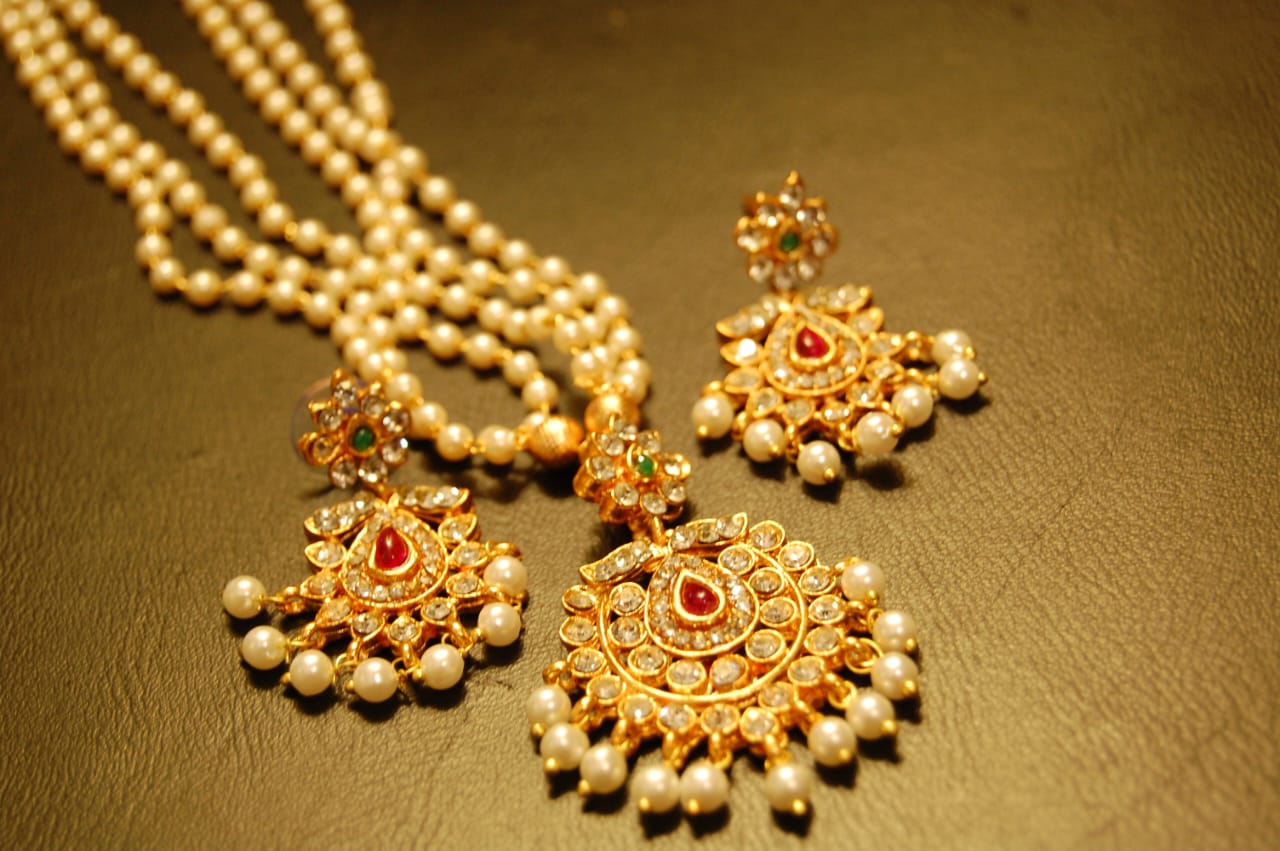 SOUTH INDIAN PEARL NECKLACE SET IN RED, GREEN & ZIRCON