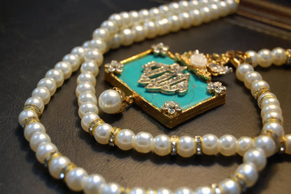 CALLIGRAPHIC PENDENT IN FEROZA & PEARL STRING