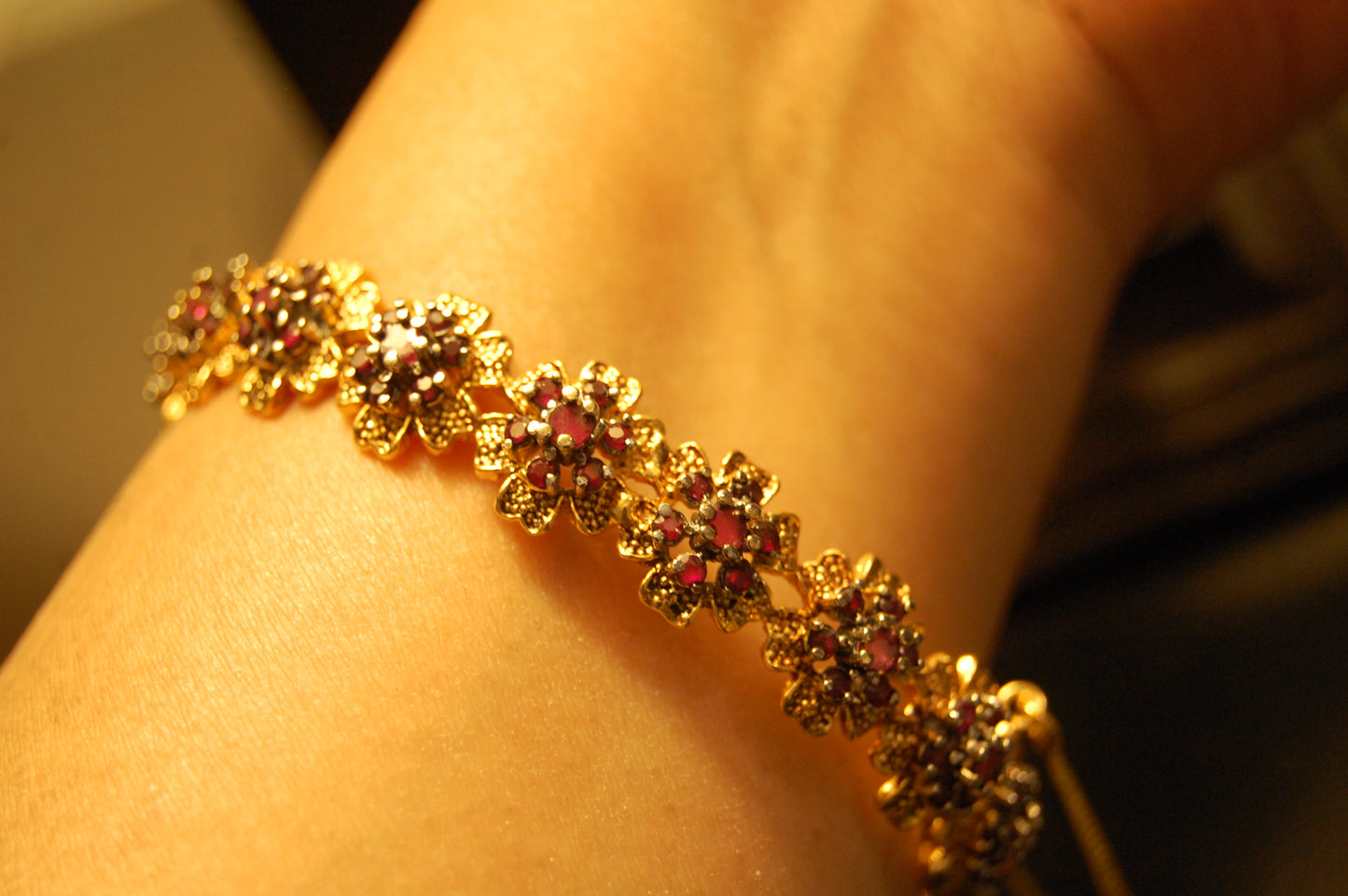 ELEGANT OPENABLE RED BANGLE