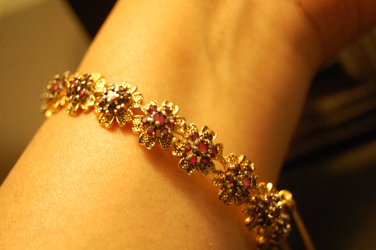 ELEGANT OPENABLE RED BANGLE